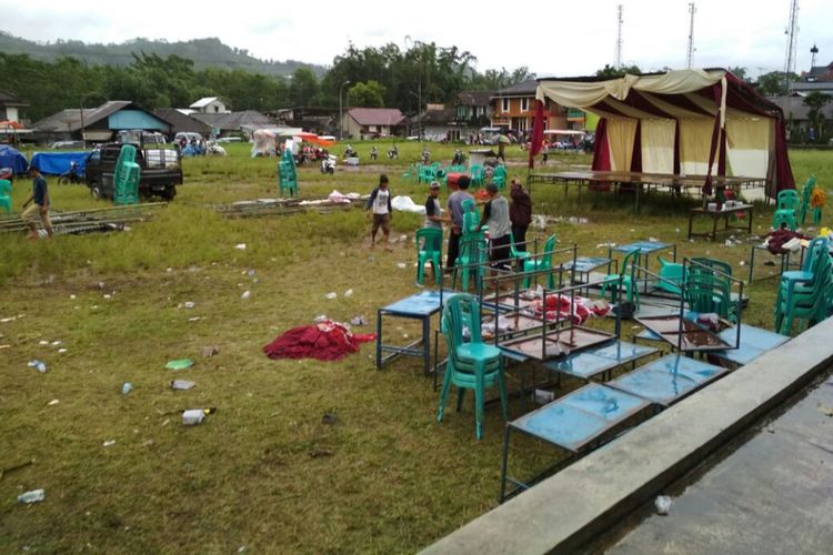 warga mengevakuasi puing-puing tenda tempat pemungutan suara yang roboh disapu angin kencang saat pelaksanaan pemilihan kepala desa serentak di Desa Kecamatan Karangkobar, Banjarnegara, Jawa Tengah, Kamis (30/11/2017).