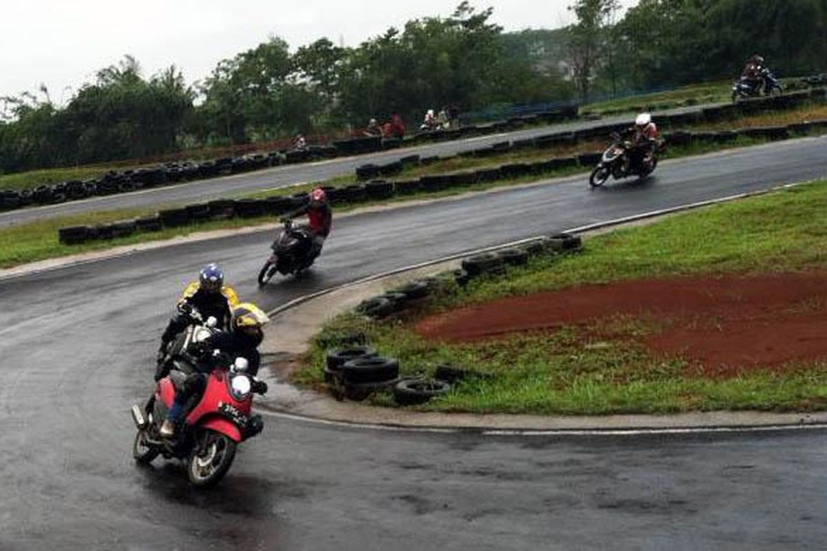 Fino Owners Indonesia (FOI) latihan menikung di Sirkuit Gery Mang, Subang, Jawa Barat, awal Februari 2015.