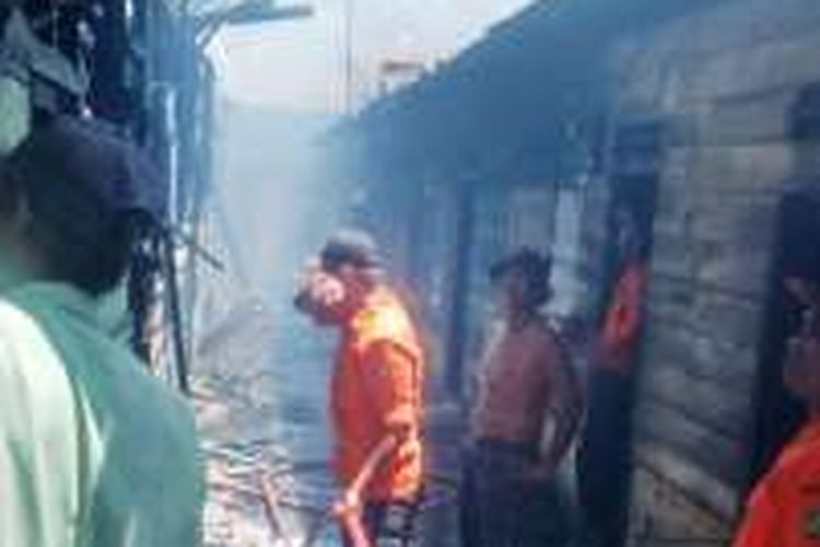 KOMPAS.com/ Mei Leandha -  Sebanyak 16 rumah kontrakan terbakar di Medan, Kamis (15/9/2016)