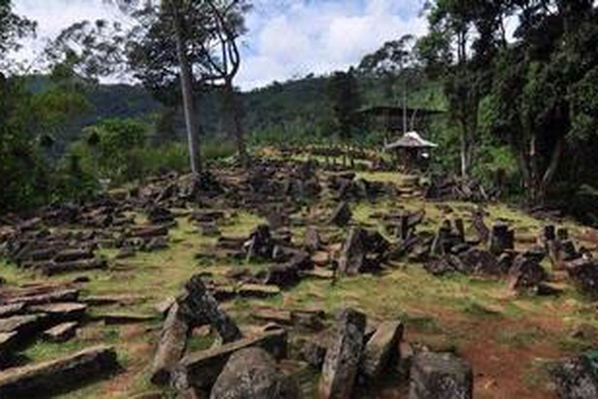 Batu situs Megalitikum Gunung Padang yang dikelilingi keindahan alam pegunungan di kawasan Cianjur, Jawa Barat, Jumat (15/3/2013). Gunung padang merupakan situs pra-sejarah peninggalan Megalitikum yang berupa punden berundak yang terdiri dari susunan batuan andesit yang umurnya diperkirakan jauh lebih tua daripada piramida mesir sekitar 10.000 tahun sebelum masehi.   