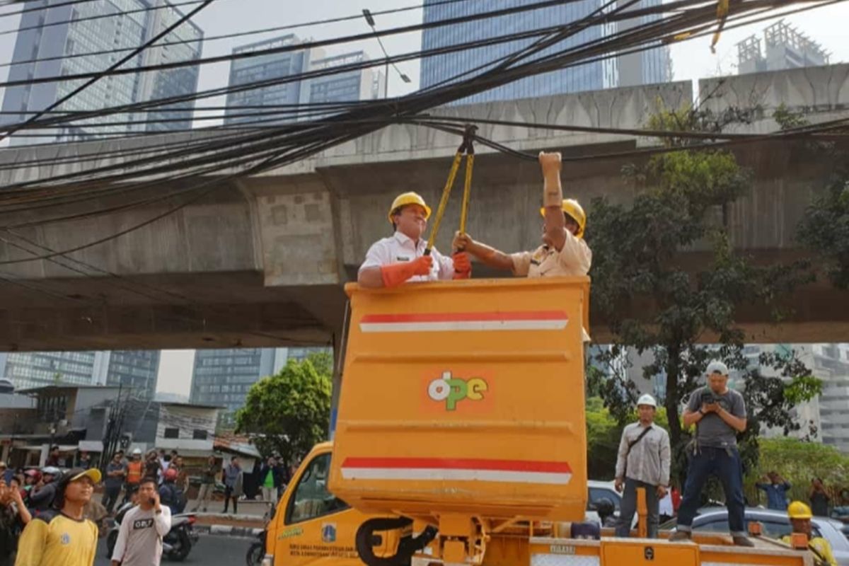 Dinas Binamarga DKI Jakarta potong kabel utilitas di jalan Dr Satrio, Jakarta Selatan, Rabu (16/10/2019)