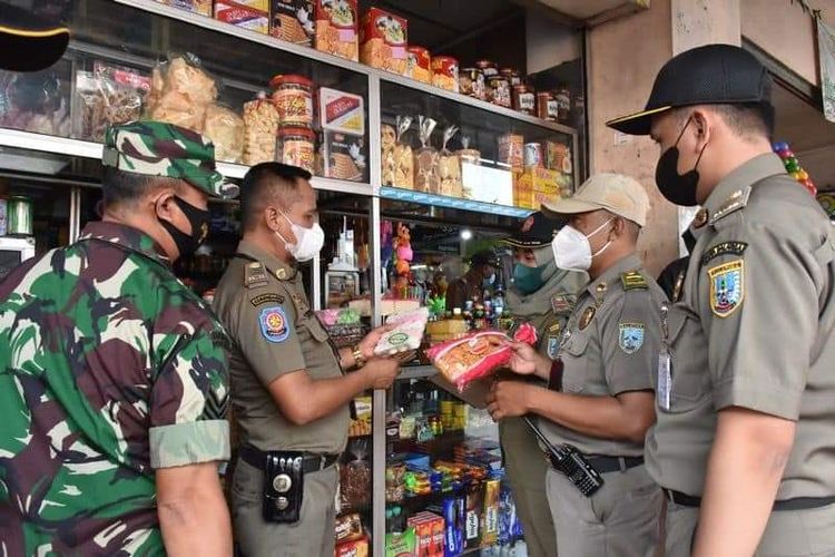 Petugas Satpol PP Kota Salatiga melakukan razia makanan di toko sepanjang Jalan Jenderal Sudirman, Selasa (12/2/2022)