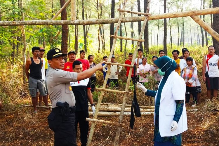 Lokasi penemuan jenazah M Kusnadi (55), warga Desa Ketanggung, Kabupaten Ngawi, Jawa Tmur, Minggu (20/10/2019). Korban diduga bunuh diri.