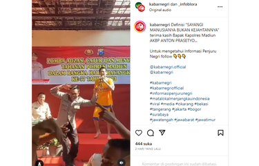 Tangkapan layar unggahan video yang memperlihatkan aksi anggota polisi menyawer bunga ke tahanan saat sedang lomba menyanyi.