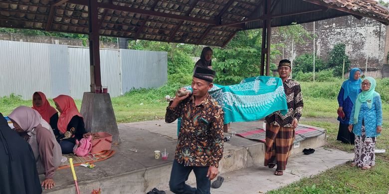 Warga memikul jodhang--peti kayu--yang ditutup kain, berisi makanan untuk tradisi Nyadran Pasar di Padukuhan Saren, Kalurahan Wedomartani, Kapanewon Ngemplak, Kabupaten Sleman, Rabu (19/2/2025).