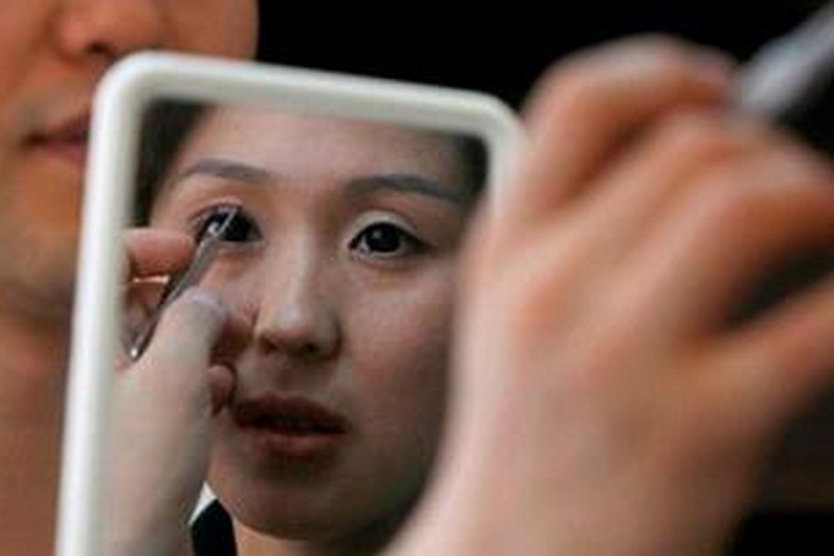 Double eyelid surgery, salah satu prosedur bedah plastik paling diinginkan di Korea.