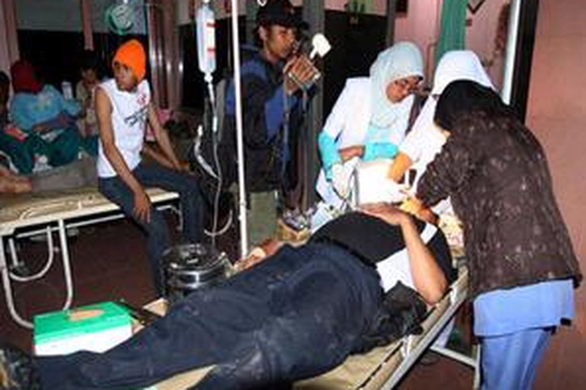 Korban gempa dirawat di rumah sakit Padang Panjang, Sumatera Barat, Rabu (30/9).