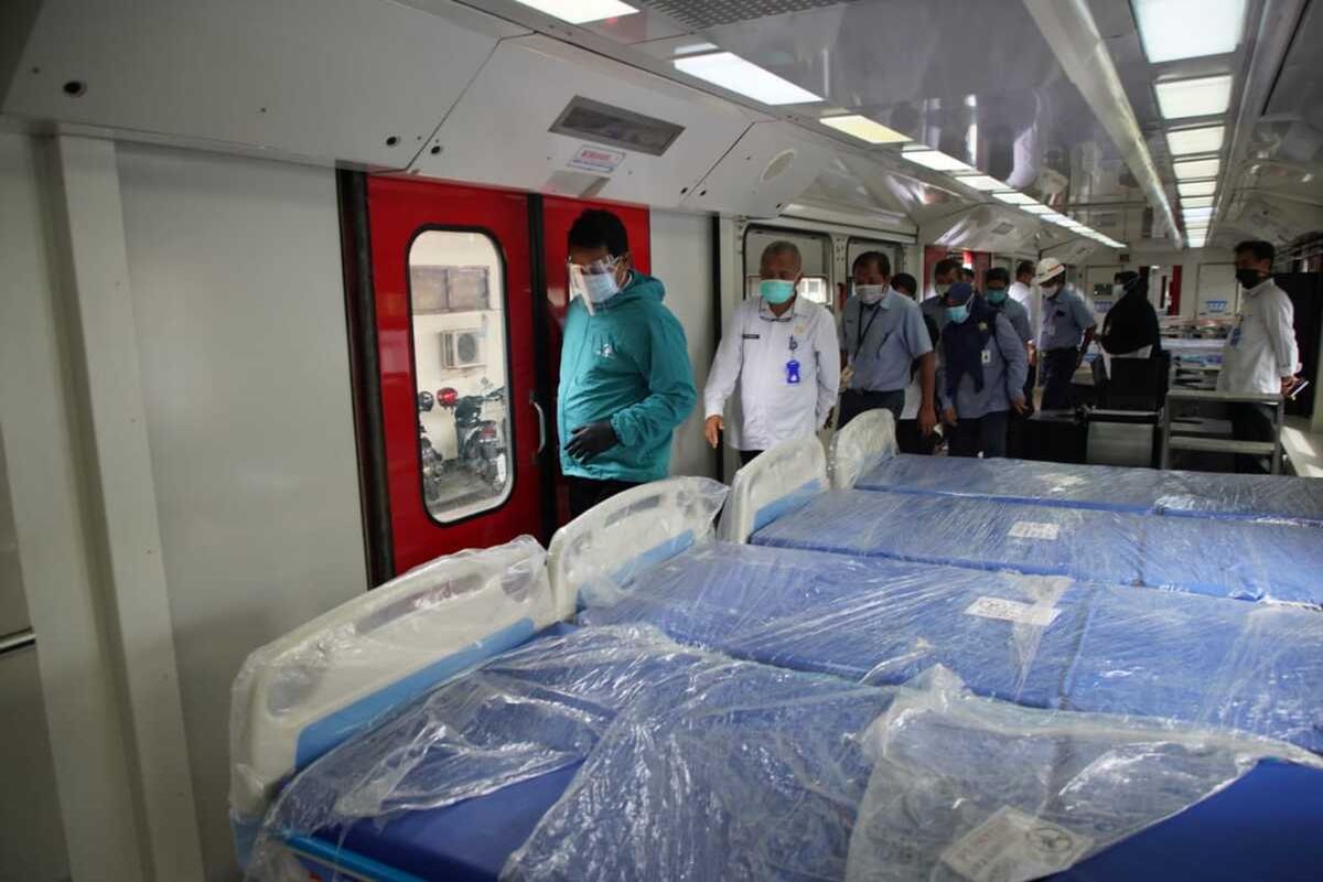 KERETA ISOLASI-Walikota Madiun, Maidi melihat kondisi kereta medis darurat milik PT INKA yang akan dijadikan sebagai tempat perawatan pasien covid-19. Pemkot Madiun berencana meminjam kereta medis tersebut setelah ruang isolasi di rumah sakit penuh.