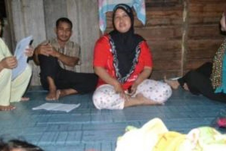 Siswa Kelas IV MIS Ash-Shalihin Ketapang, N (12), masih berbaring di depan keluarganya karena masih sakit saat ditemui di rumahnya, Kamis (13/3/2014). Ia mengaku sakit setelah mendapat kekerasan dari Kepsek sekolahnya. 