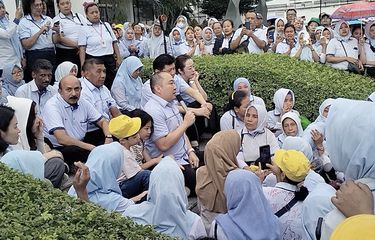 Direktur Utama Sritex Iwan Kurniawan Lukminto atau Wawan saat berpidato di hadapan ribuan karyawannya, Jumat (28/2/2025).