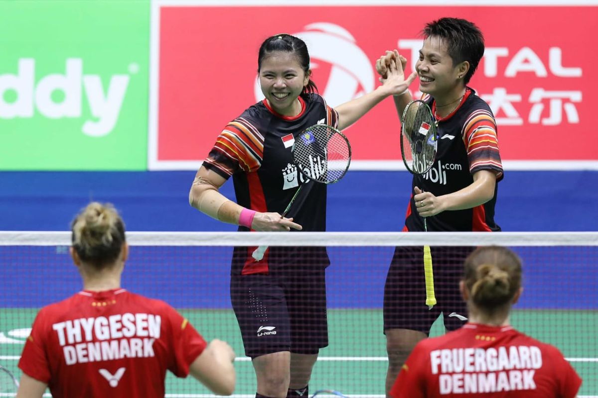 Greysia Polii dan Apriyani Rahayu seusai memastikan kemenangan atas pasangan ganda putri Denmark pada pertandingan Grup 1B Piala Sudirman 2019 di Nanning, 22 Mei 2019. 