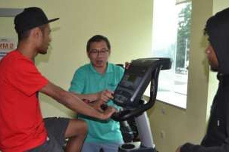 Dua pemian Persipura, Rubend an Immanuel wanggai jalani pemulihan cedera bersama dr  Bobby N Nelwan SpOT di  Royal Sports Medicine Centre, Sunter, Selasa (19/4/2016). 