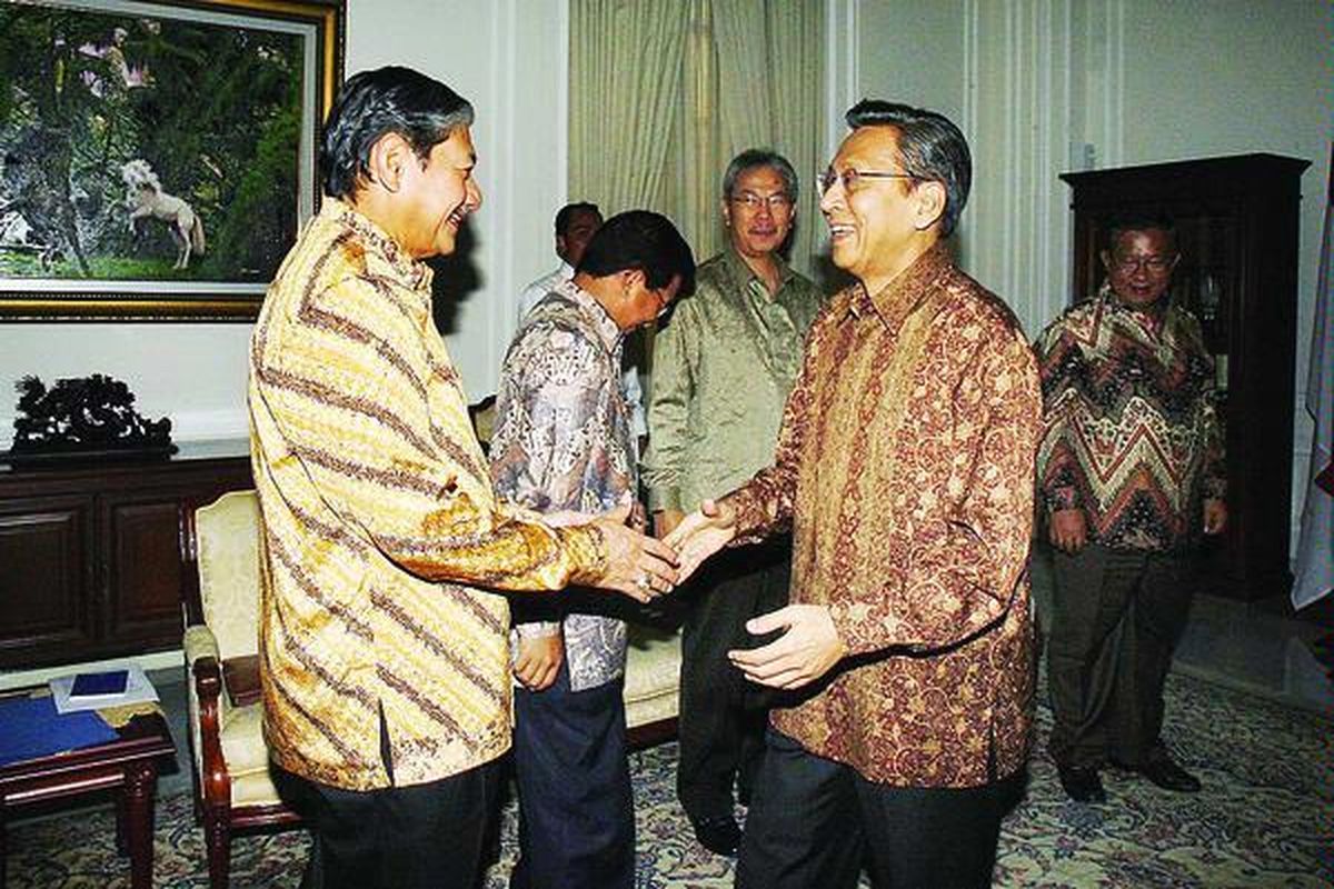 Wakil Presiden Boediono menerima Dewan Gubernur Bank Indonesia (BI) yang dipimpin oleh Deputi Gubernur Senior Darmin Nasution (kanan), Deputi Gubernur Hartadi A Sarwono, dan Deputi Gubernur Muliaman D Hadad di Kantor Wapres, Jakarta, Rabu (2/12). Wapres berjabat tangan dengan Deputi Gubernur S Budi Rochadi. Dalam pertemuan tersebut BI, antara lain, melaporkan standar pengawasan perbankan pascakasus Bank Century.