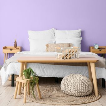 Ilustrasi kamar tidur dengan warna cat dinding lavender.