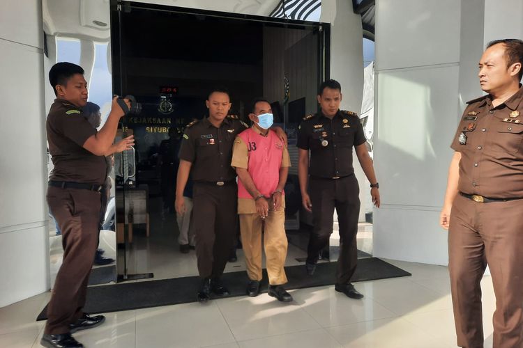 Munakip, Kapala Desa Peleyan, Kecamatan Panarukan, Kabupaten Situbondo, ditahan di Rutan Kelas 2 B Situbondo setelah tidak bisa mengembalikan uang korupsi DD dan ADD pada Senin (4/12/2023)