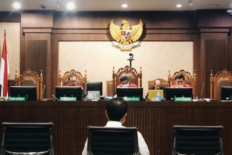 Terdakwa kasus dugaan suap pengurusan perkara di Komisi Pemberantasan Korupsi (KPK) Azis Syamsuddin dalam persidangan di Pengadilan Tindak Pidana Korupsi (Tipikor) Jakarta, Senin (17/1/2022). 