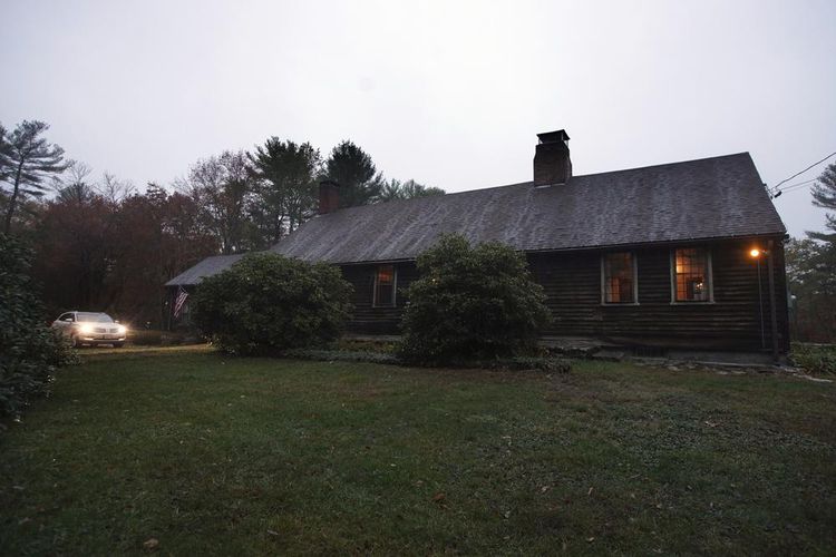 Rumah yang menginspirasi dilm The Conjuring di Burrillville, Rhode Island, AS, yang terlihat pada 13 Oktober 2020. Rumah tersebut telah dijual kepada pengembang yang berencana untuk mempertahankannya terbuka untuk umum.