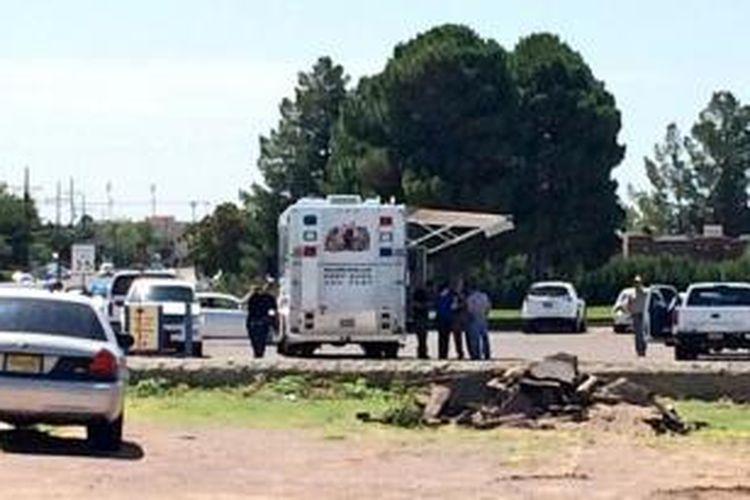 Polisi dan tim penjinak bahan peledak terlihat mengamankan lokasi ledakan di dekat Gereja Baptis Kalvari, Las Cruces, New Mexico, AS, Minggu (2/8/2015).