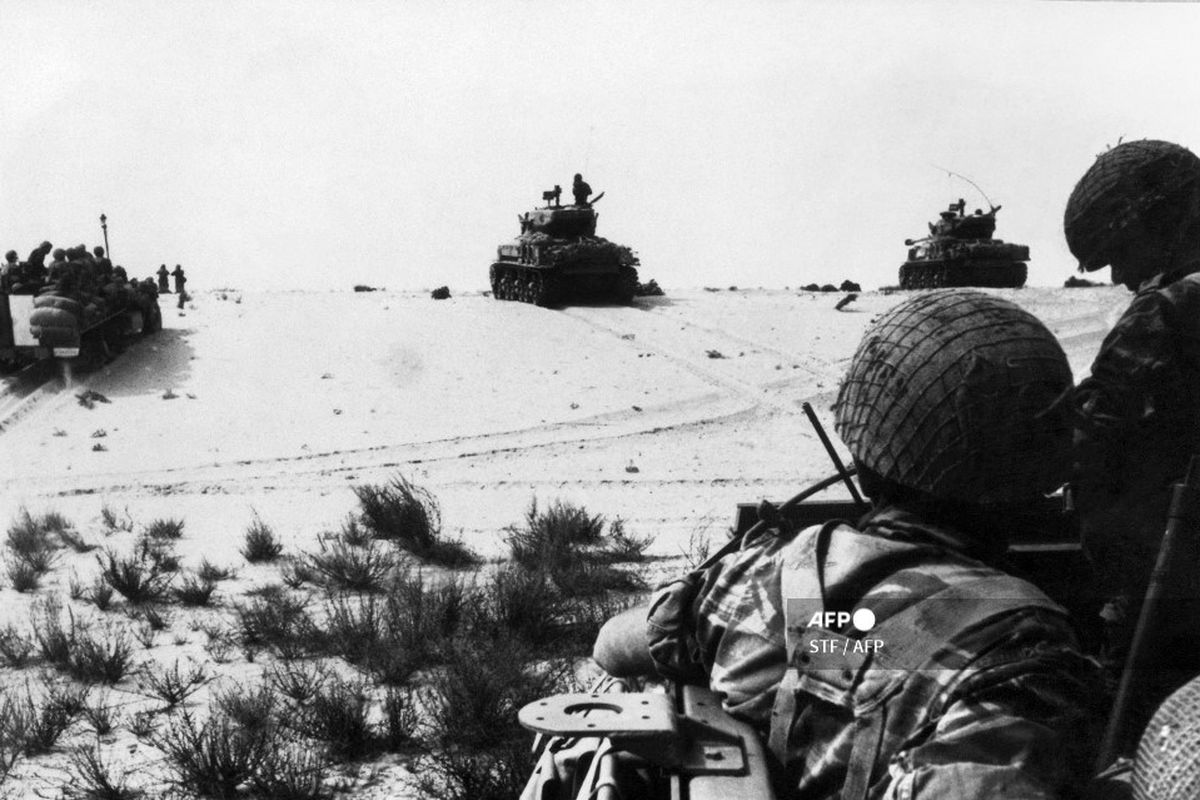Pasukan lapis baja Israel beraksi dalam foto ini yang diambil pada bulan Juni 1967 di Gurun Sinai. 