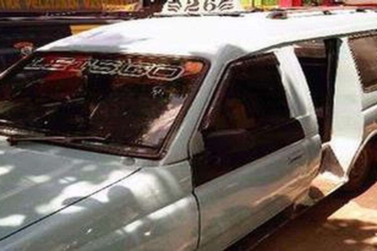 Barang bukti angkot M-26 yang menjadi tempat pemerkosaan R (35), pedagang sayur.