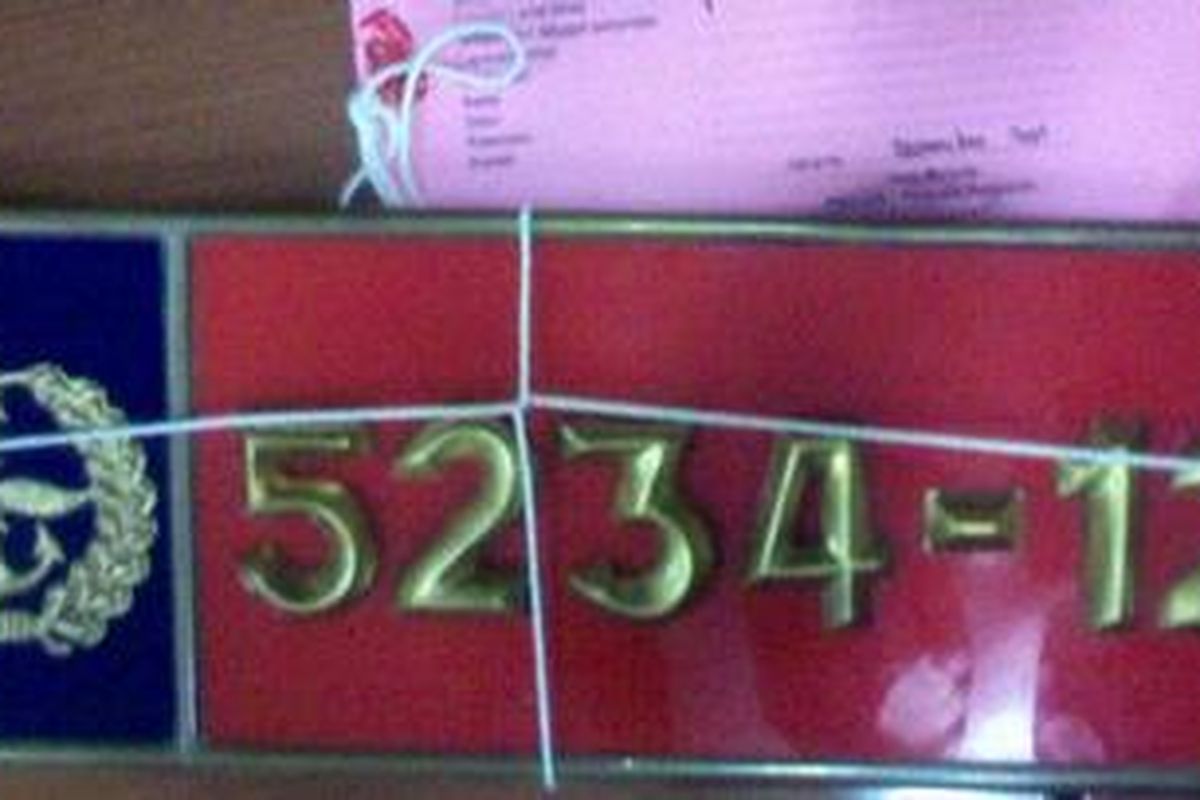 Kepolisian Resor Metro Jakarta Selatan menyita dua buah plat mobil kedinasan Lemhannas bernomor 5234-12. Plat itu disita dari pelaku pembunuhan Raafi Aga Winasya Benjamin yakni Febriawan (37). Usai menusuk Raafi, Febriawan kabur menggunakan Ford Everest miliknya yang berplat Lemhannas ini.