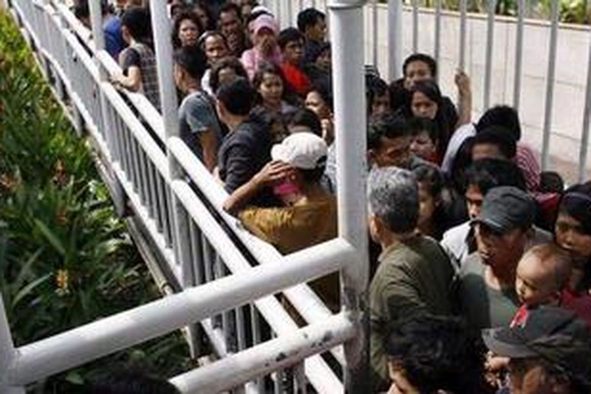 Ilustrasi penumpukan penumpang TransJakarta