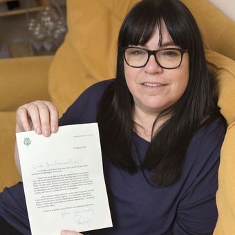 Emma Fairweather (46), yang menderita patah lengan dalam kecelakaan mobil dengan Pangeran Philip, menunjukkan surat yang diterimanya dari The Duke of Edinburgh.