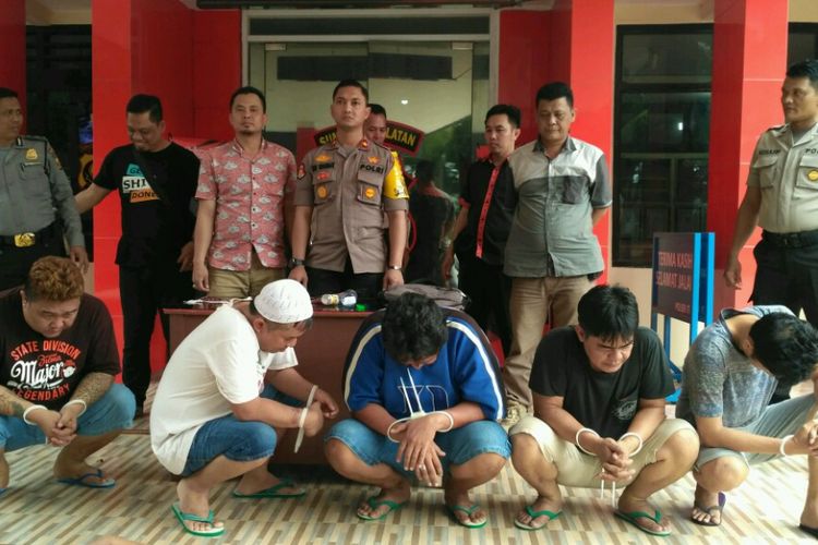 Lima Pelaku yang diamankan oleh Polsek Ilir TImur 1 Palembang, lantaran sedang asyik pesta sabu, Sabtu (22/9/2018). Selain mendapatkan barang bukti sabu, petugas juga menemukan senjata api rakitan.