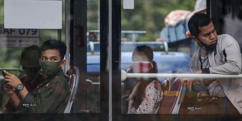 bWarga menggunakan masker saat menumpangi bus transjakarta di Jl. Letjen S. Parman, Jakarta Barat, Senin (4/5/2020). Provinsi DKI Jakarta memasuki pelaksanaan pembatasan sosial berskala besar (PSBB) yang diperpanjang ke tahap kedua. Tujuan PSBB ini adalah untuk menekan penyebaran virus corona (Covid-19).