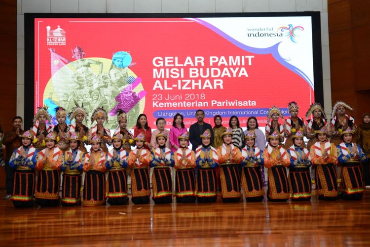 Tim misi budaya Al-Izhar Pondok Labu Jakarta sedang tampil di Gelar Pamit Misi Budaya Al-Izhar, di Kementeria Pariwisata RI, Sabtu (23/6/2018). Nantinya mereka akan mempromosikan lima tarian tradisional Indonesia di ajang bergengsi festival budaya antar bangsa Llgollen Internasional Musical Eisteddfod di Wales, Inggris, 3-8 Juli 2018.