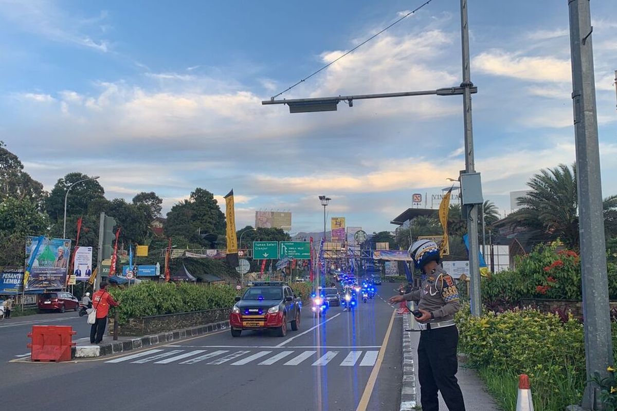 Petugas kepolisian sedang mengakhiri seluruh rekayasa lalu di sepanjang Jalur Puncak Bogor, Jawa Barat, Minggu (20/11/2022).