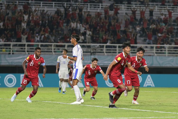 Selebrasi striker timnas U17 Indonesia Arkhan Kaka saat berhasil menjebol gawang Panama pada laga Grup A Piala Dunia U17 2023 di Stadion Gelora Bung Tomo Surabaya, Senin (13/11/2023). 