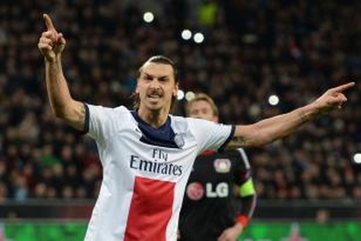 Striker Paris Saint-Germain, Zlatan Ibrahimovic, merayakan gol yang dicetaknya ke gawang Bayer Leverkusen pada leg pertama babak 16 besar Liga Champions di BayArena, Selasa (18/2/2014).