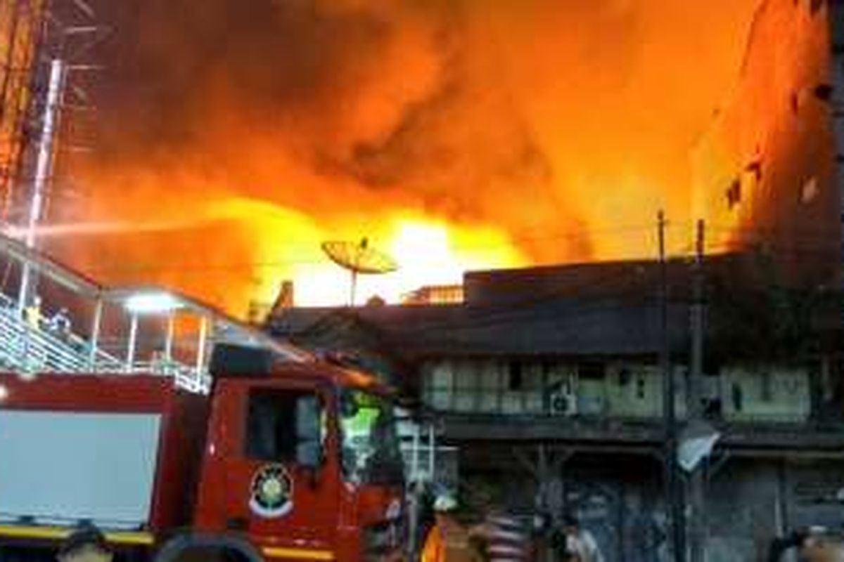 Penanganan kebakaran rumah penduduk di Jl. Pangeran Jayakarta, belakang Stasiun Beos, Kota, Jakarta Pusat pada Kamis (5/1/2016) malam.