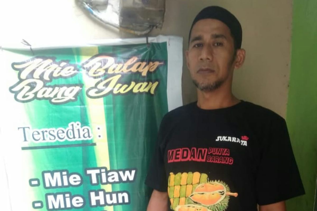 Ridwan, pria yang berprofesi sebagai koki selama 14 tahun ini memutuskan pensiun dan fokus menjual makanan lewat GrabFood. 