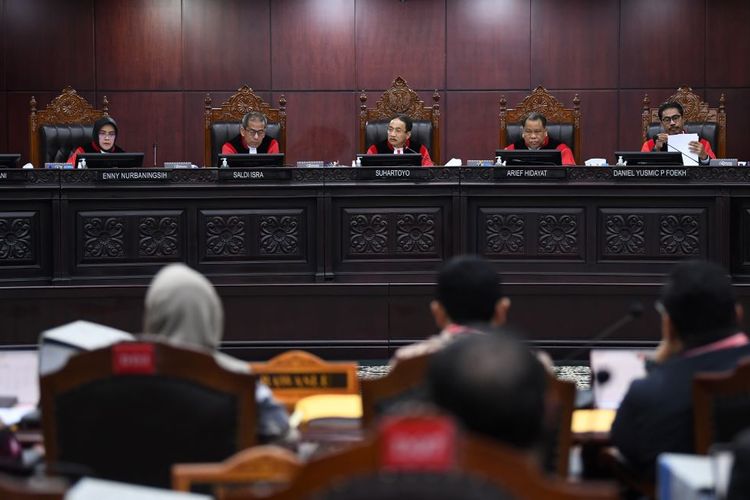 Ketua Mahkamah Konstitusi (MK) Suhartoyo (tengah) memimpin sidang lanjutan sengketa hasil pilpres 2024 didampingi empat Hakim Konstitusi, dari kiri, Enny Nurbaningsih, Saldi Isra, Arief Hidayat, dan Daniel Yusmic Pancastaki Foekh di Mahkamah Konstitusi, Jakarta, Selasa (2/4/2024). Sidang tersebut beragenda mendengarkan keterangan saksi dan saksi ahli yang dihadirkan oleh pemohon Tim Hukum pasangan Ganjar-Mahfud. ANTARA FOTO/Akbar Nugroho Gumay/foc.