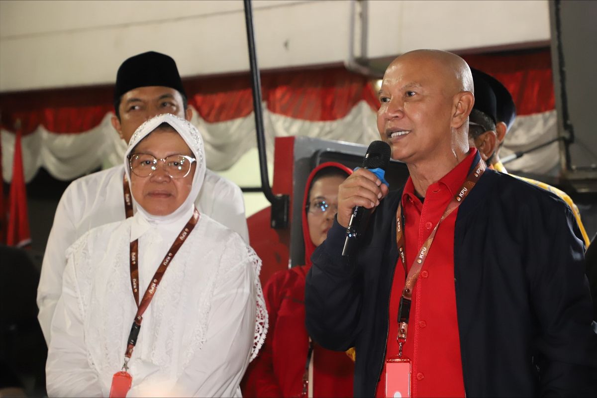 Ketua Dewan Pimpinan Daerah (DPD) Partai Demokrasi Indonesia Perjuangan (PDI-P) Jawa Timur (Jatim) MH Said Abdullah bersama calon gubernur Jawa Timur nomor urut 1 Tri Rismaharini.