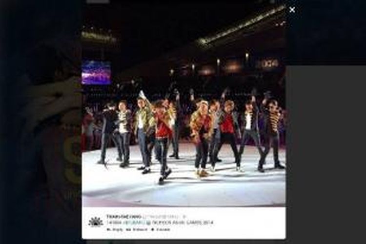 Boy band Big Bang saat tampil pada upacara penutupan Asian Games 2014 di Incheon, Korea Selatan, Sabtu (4/10/2014).