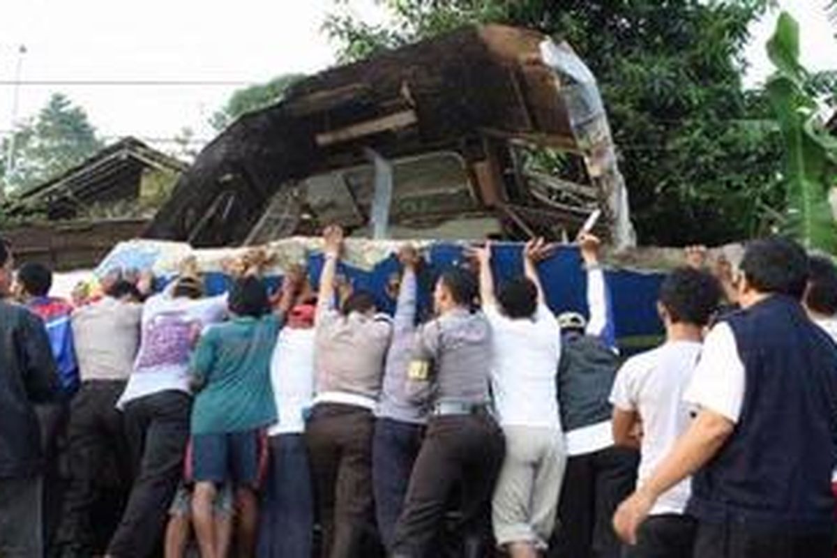 Evakuasi gerbong KA Argo Anggrek yang menabrak KA Senja Utama di Pemalang, Sabtu (2/10/2010) dini hari.