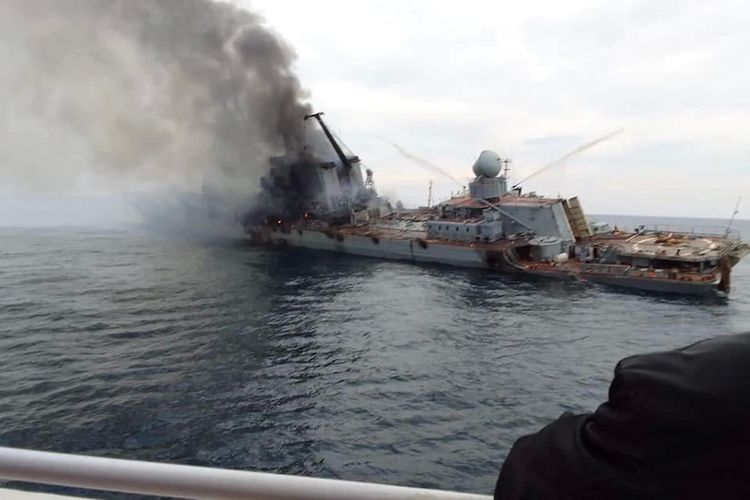 Rusia menyebut kapal perang Moskva tenggelam akibat tembakan nyasar dari pihak militer Rusia sendiri, namun Ukraina mengaku mereka yang menembaknya dengan rudal.