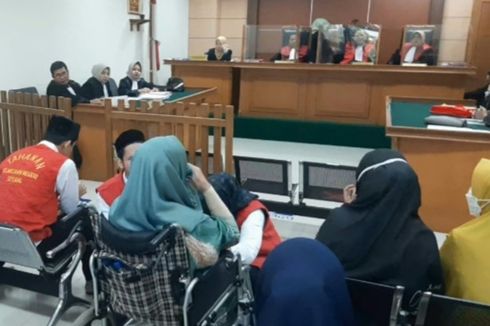 Sidang Kasus Pengeroyokan, Mantan Istri Ketua DPRD Kota Serang Berlutut di Kaki Ibu