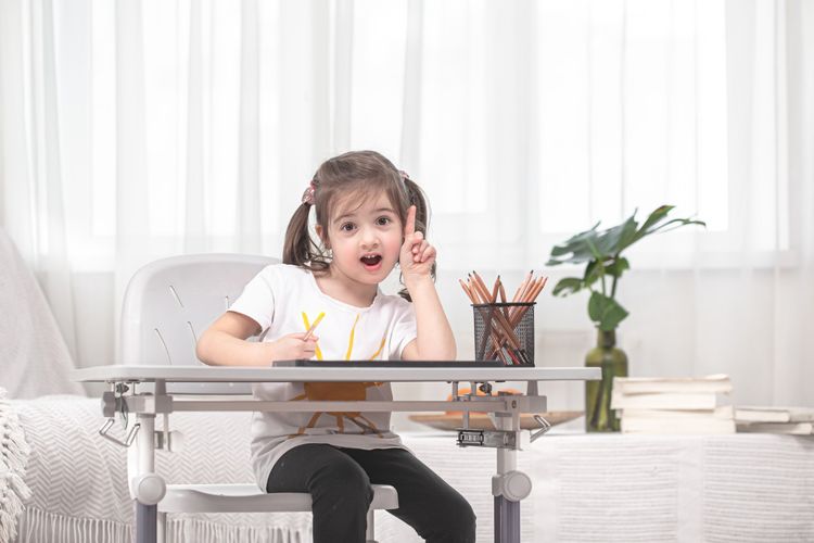 Psikolog menjelaskan cara menata kamar tidur anak menjadi ruang yang nyaman dan edukatif. Simak selengkapnya.