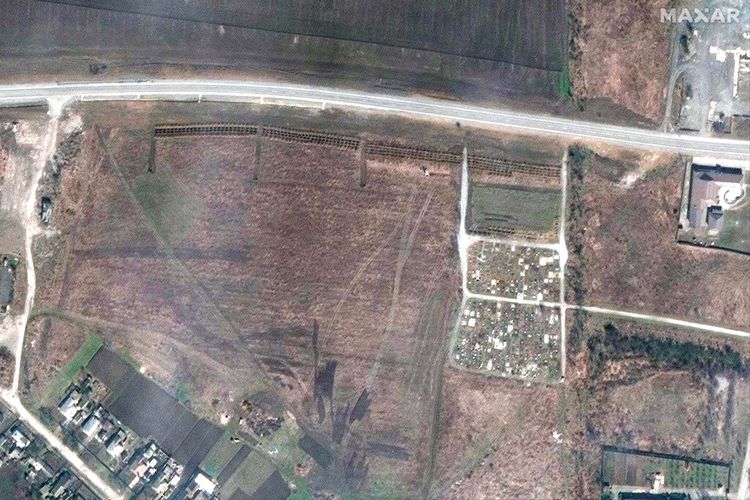 Citra satelit yang disediakan oleh Maxar Technologies pada Kamis (21/4/2022) disebut menunjukkan gambar pemakaman massal di Manhush, sekitar 20 kilometer sebelah barat Mariupol, Ukraina, pada 3 April 2022. 