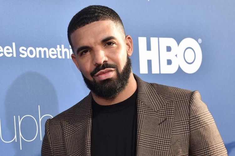 Rapper asal Kanada Drake menghadiri pemutaran perdana serial HBO Euphoria di Cinerama Dome Theatre, Los Angeles, pada 4 Juni 2019. Drake merupakan executive producer serial yang dibintangi Zendaya tersebut.
