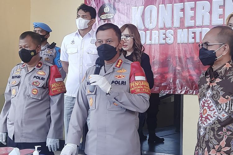Kepala Kepolisian Resor Jakarta Timur Komisaris Besar Budi Sartono saat konferensi pers soal kasus suami bunuh istri di Pondok Kelapa, Duren Sawit. Foto diambil pada Jumat (21/1/2022).