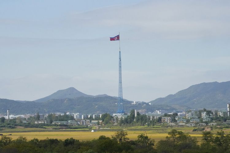 Bendera Korea Utara berkibar tertiup angin di dekat desa perbatasan Panmunjom di Paju, Korea Selatan, Selasa, 4 Oktober 2022.