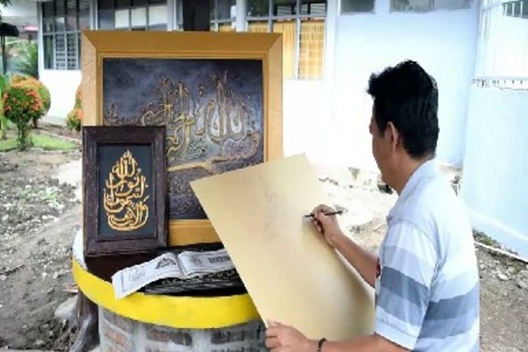 Fatir memeragakan proses melukis kaligrafi di Lapas kelas II B Polewali, Polewali Mandar, Sulawesi Barat, Jumat (1/6/2018). Pada Ramadhan, pesanan kaligrafinya naik hingga 30 pesanan. 