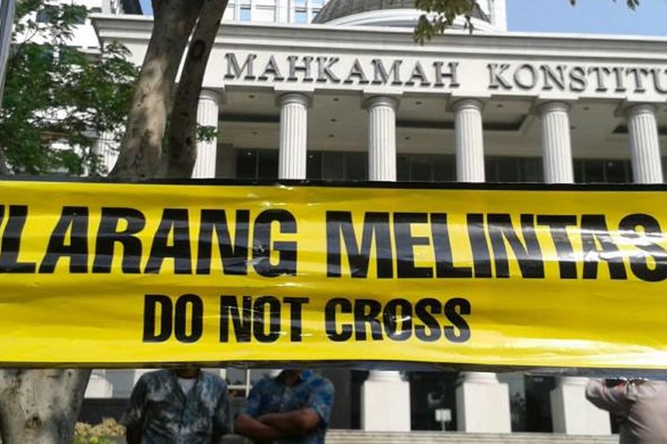 Garis polisi dipasang di sekitar gedung Mahkamah Konstitusi selama berlangsungnya sidang kedua sengketa hasil pemilu, Jumat (8/8/2014).