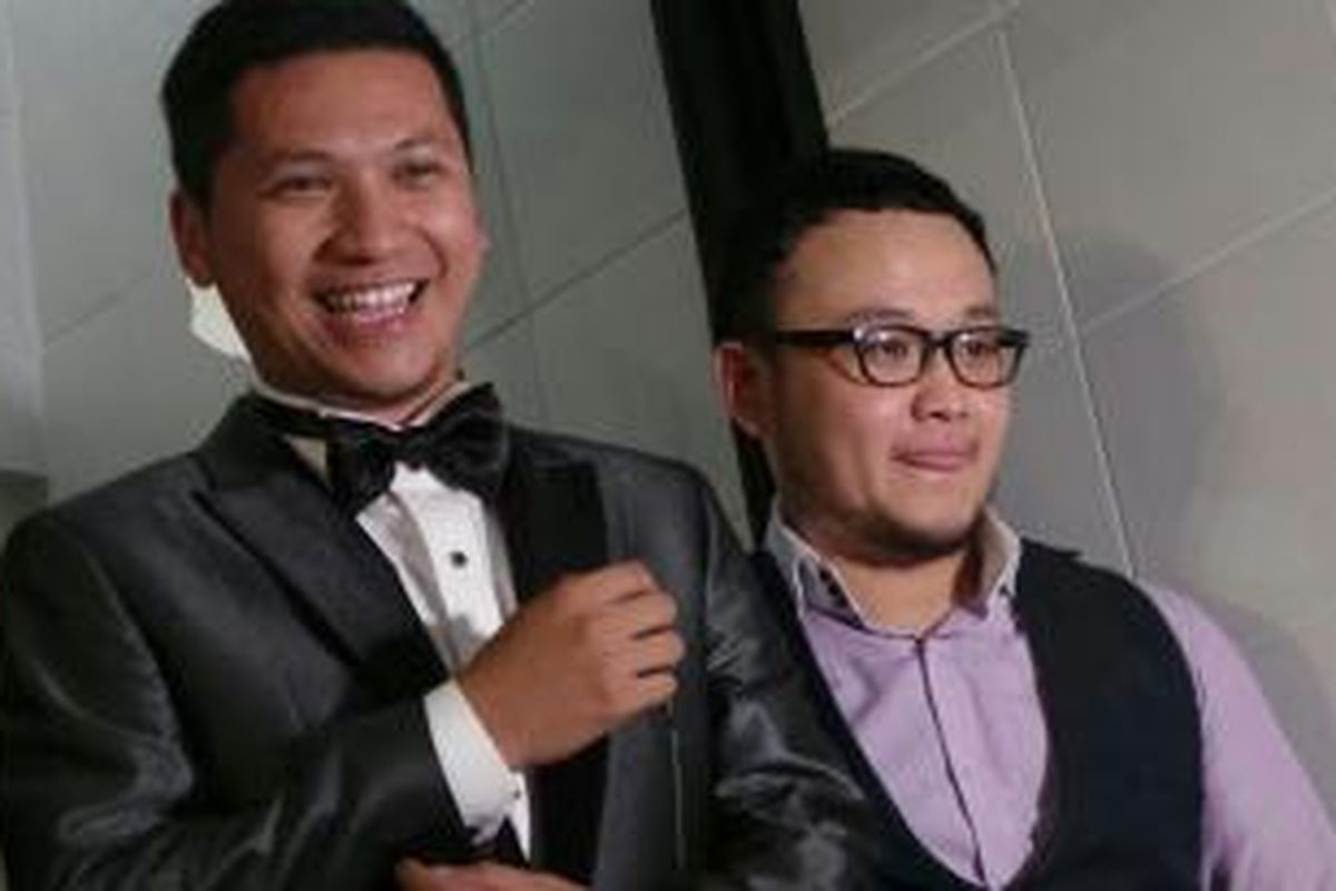 Gading Marten (kiri) dan perancang pakaian pengantinnya, Samuel Wong