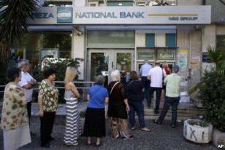 Warga Yunani antre di sebuah ATM di luar sebuah bank yang tutup di Athena, Selasa (30/6). 